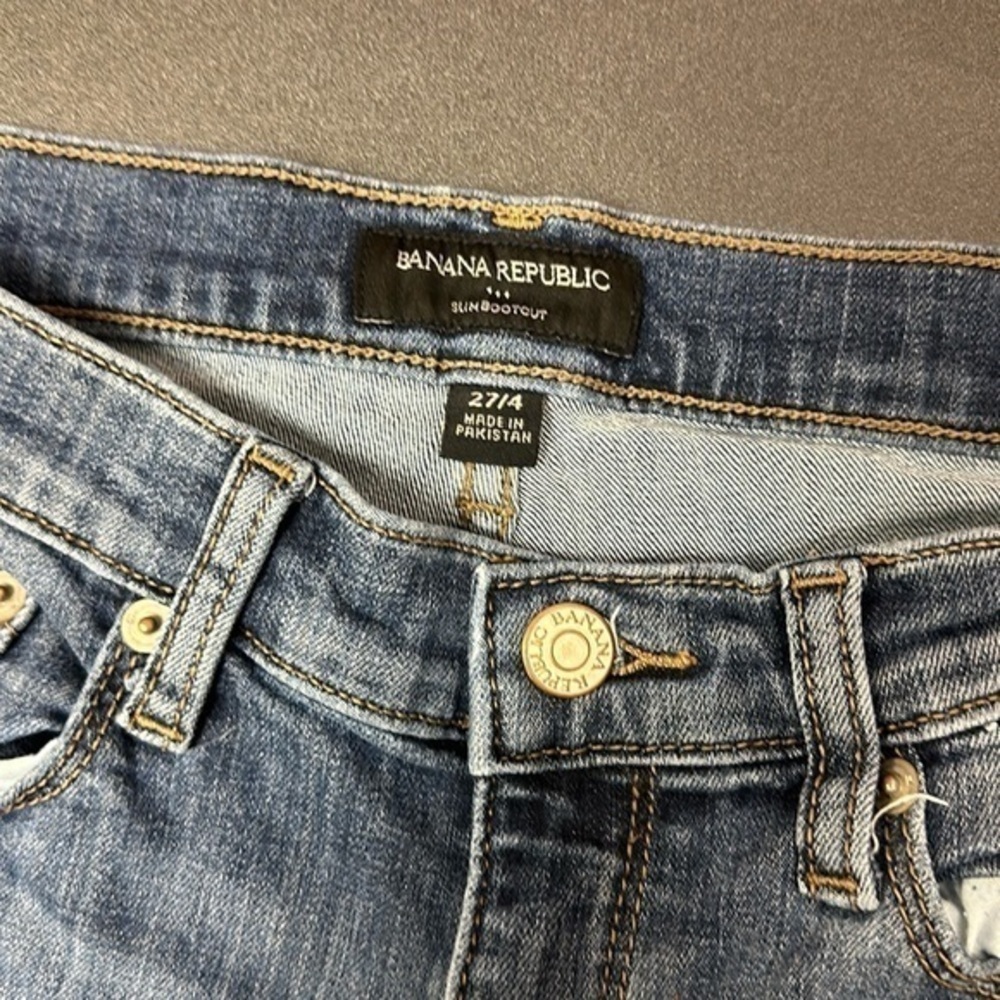 30. Banana republic women’s mid rise slim boot cut size 27/4